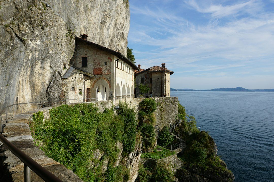 A house on a cliff overlooking the ocean