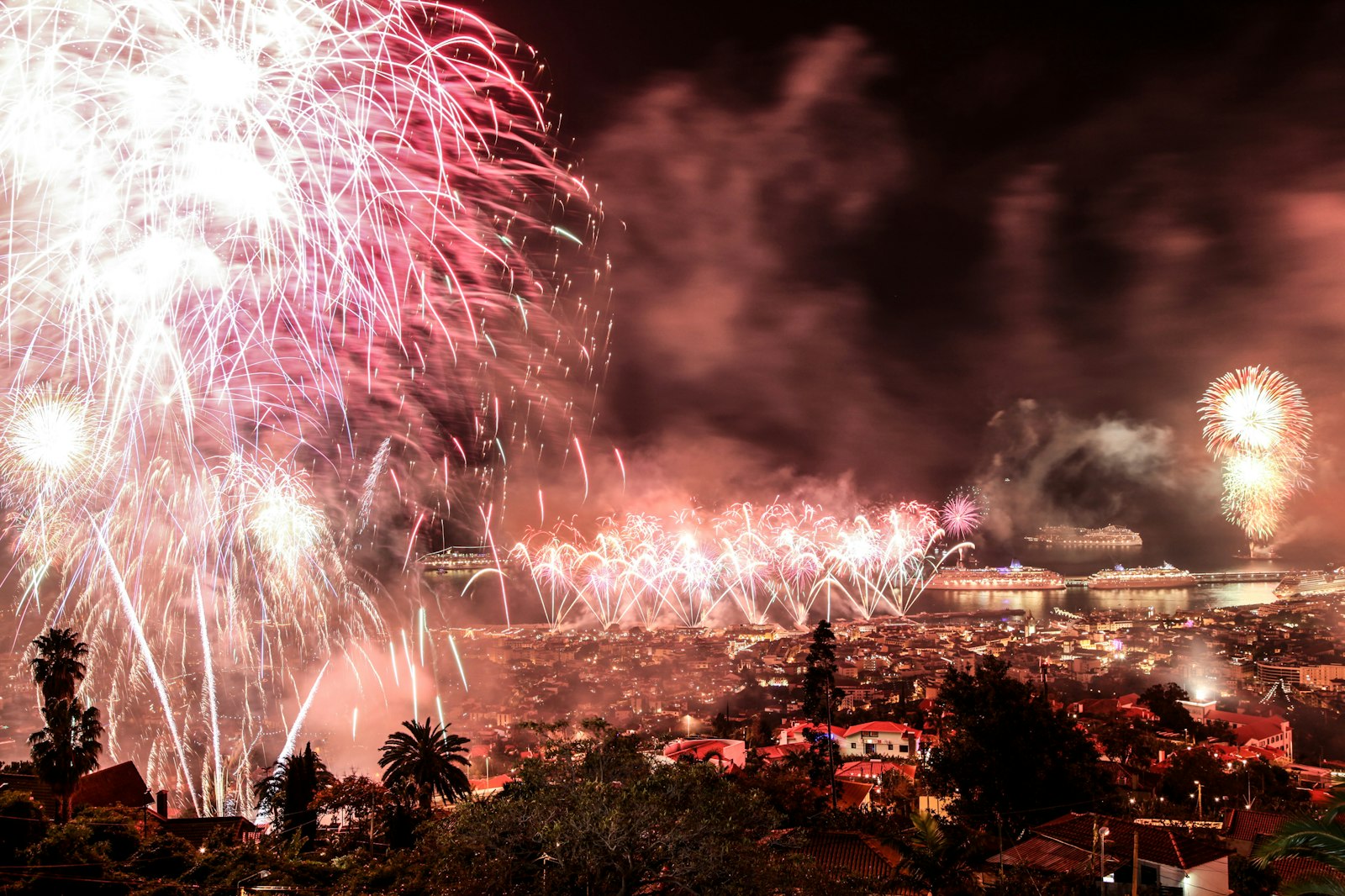 Fuochi d'artificio sopra una città di notte