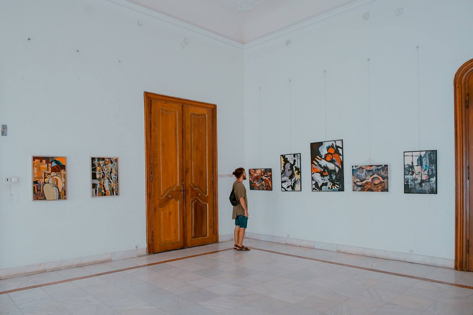 Sala di un museo con quadri alle pareti
