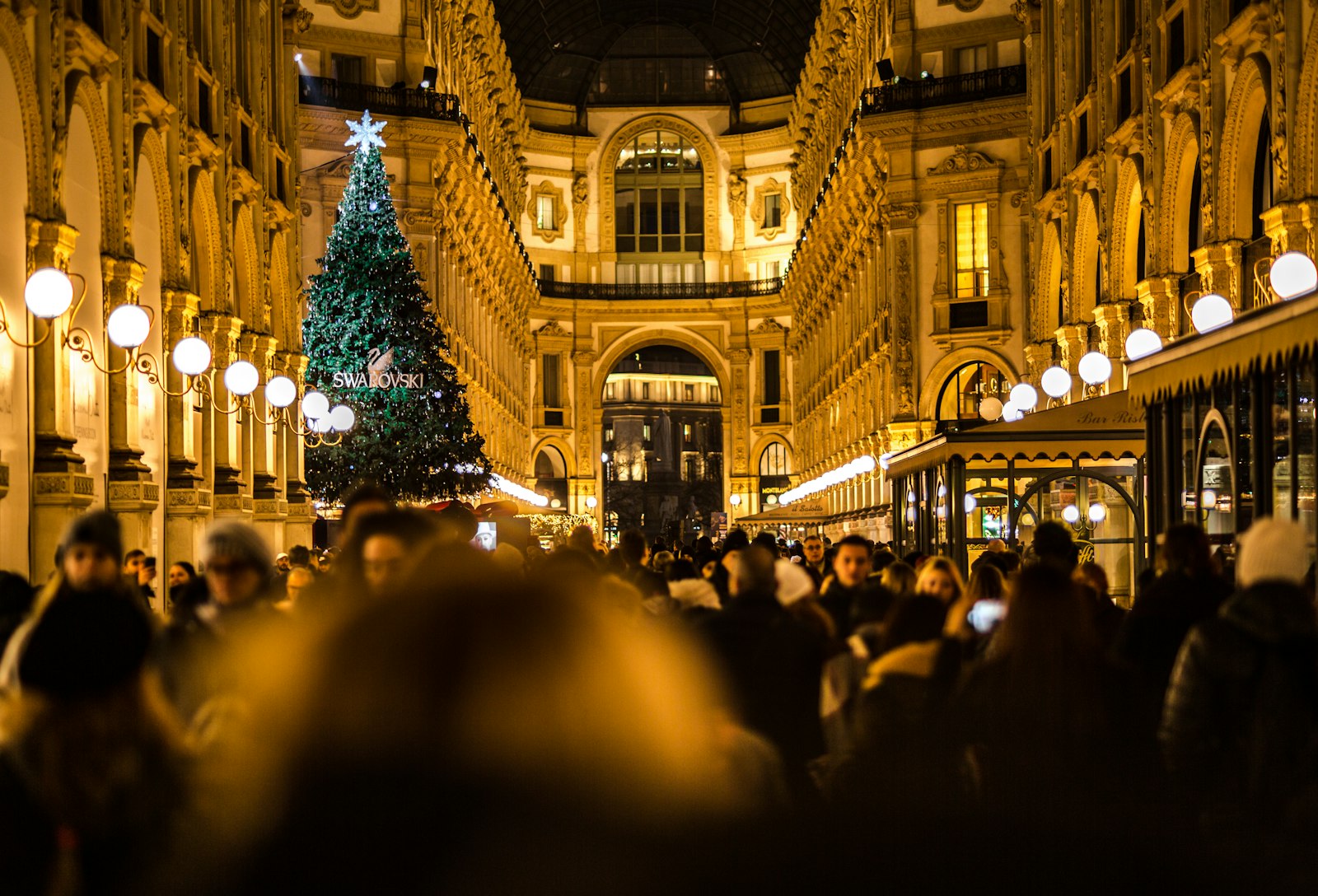 La Galleria di Milano con l'albero di Natale e la folla sotto le luci