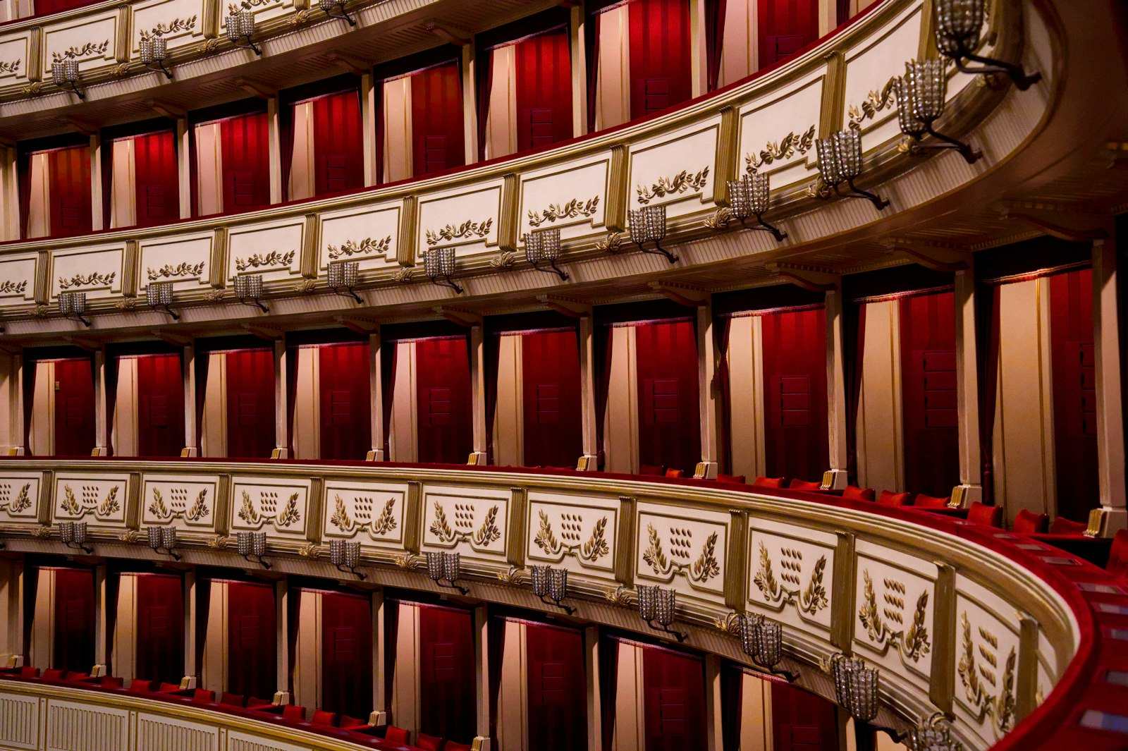 Ordini di palchi di un teatro con velluti rossi
